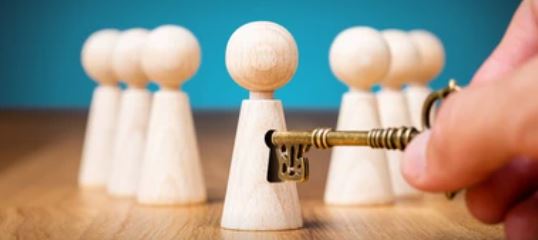 Sleutel die in de voorste van 7 witte pionnen wordt gestoken. De coach helpt de huissleutel meteen in de juiste pion te steken! (waarbij de pion synoniem staat voor uw droomwoning).